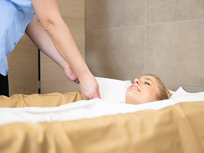 Physiotherapie-Waermetherapie_AdobeStock_265151500-©Merpics_small